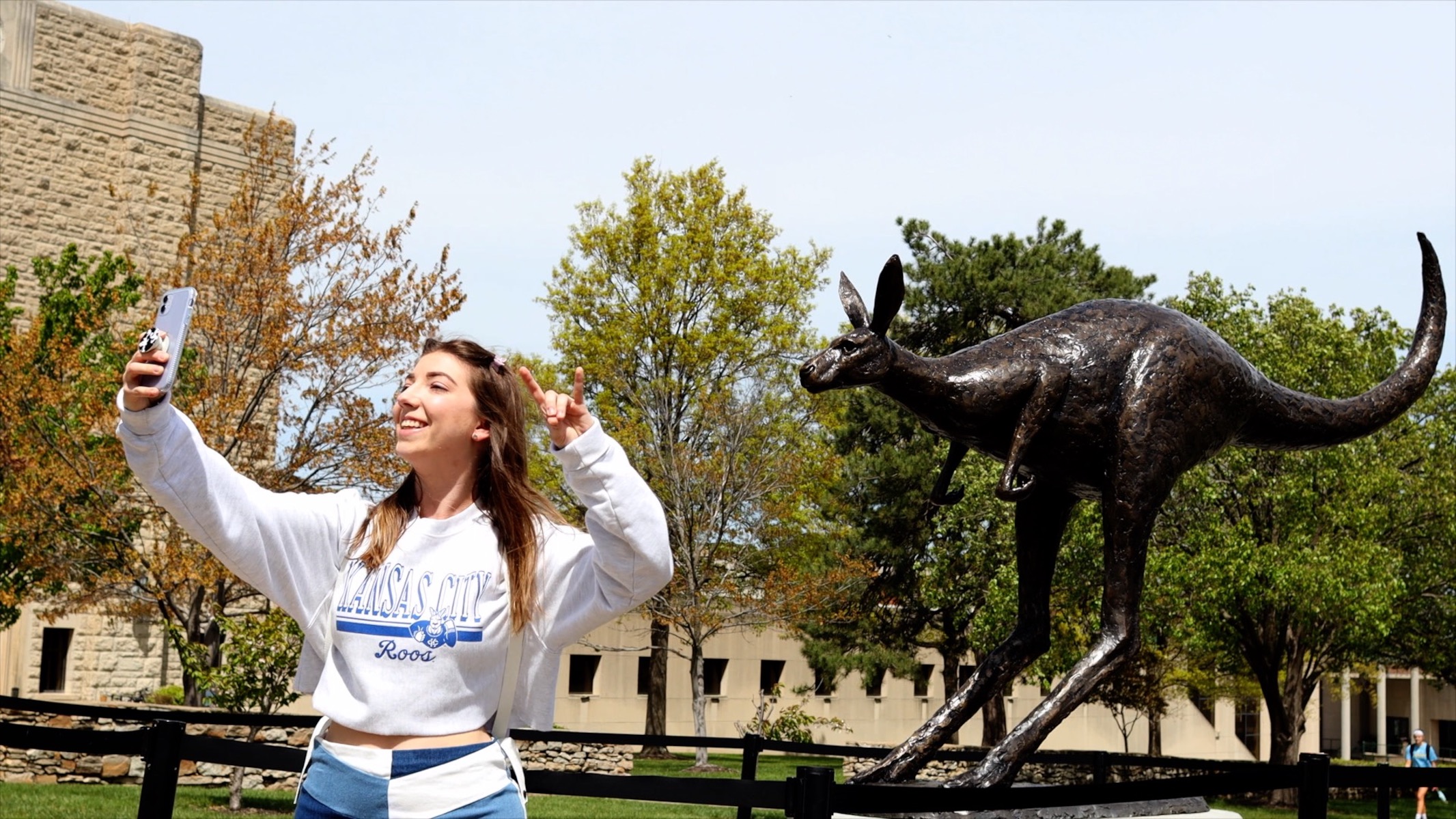 Student takes selfie in front of Roo statue